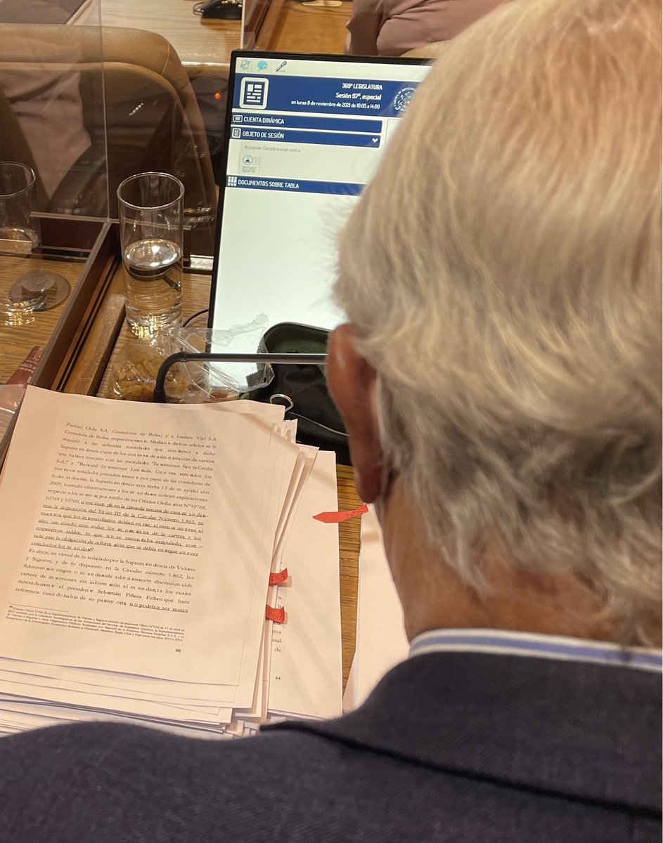 PamJiles's tweet photo. A puras pasas y agua el diputado Naranjo lleva ya 9horas d discurso. Debe continuar sin detenerse ni ser reemplazado hasta las 2 d la mañana para salvar nuestra #AcusacionConstitucionalAPiñera a la espera de 2votos faltantes. Nos turnamos para rodearlo y apoyarlo. Fuerza Naranjo! https://t.co/cZ1AAXZZvx