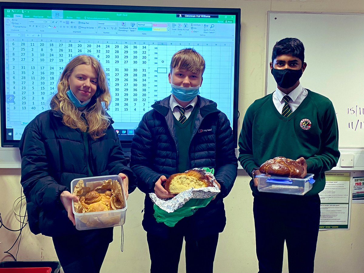 ITMcreuddyn's tweet photo. Her i griw blwyddyn 10 Sbaeneg!
A challenge for the year 10 Spanish crowd! #PanDeMuertos 
Llongyfarchiadau mawr i Twm 🥇Sylvie 🥈a Kieren 🥉 Gracias i bob un am eich ymdrech 🏆 #MwyNaIaith #MoreThanLanguage 
#DawnDysgDaioni @ysgolycreuddyn https://t.co/iTMHRYyGfA