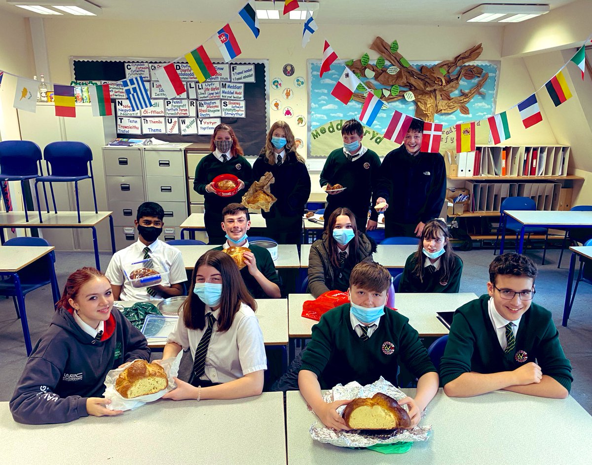 ITMcreuddyn's tweet photo. Her i griw blwyddyn 10 Sbaeneg!
A challenge for the year 10 Spanish crowd! #PanDeMuertos 
Llongyfarchiadau mawr i Twm 🥇Sylvie 🥈a Kieren 🥉 Gracias i bob un am eich ymdrech 🏆 #MwyNaIaith #MoreThanLanguage 
#DawnDysgDaioni @ysgolycreuddyn https://t.co/iTMHRYyGfA