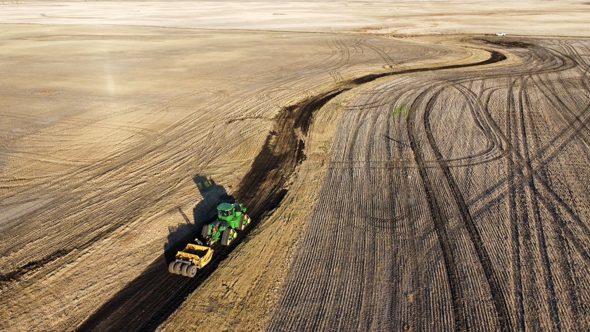 Kynoch86's tweet photo. Great fall day for an @PCT_Ag demo of T3rra Ditch. Contact your @ennsbros dealer for more info on a full range of ditching and land forming solutions #JohnDeere https://t.co/SXMZa4ZMRk