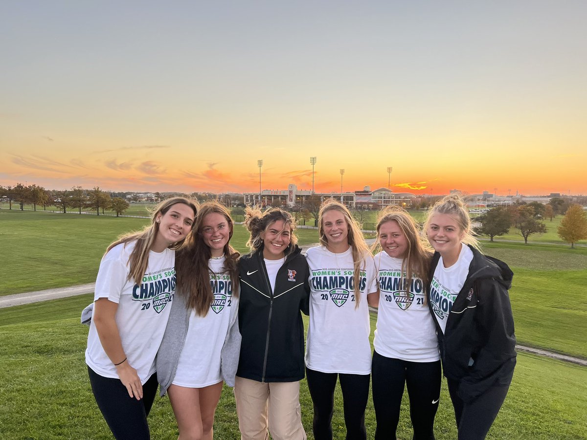 bgsu's tweet photo. A #BGSU sunset to celebrate four years of #MAC championship wins 🧡 @bgsuwsoc https://t.co/Mpj9ml4iRf