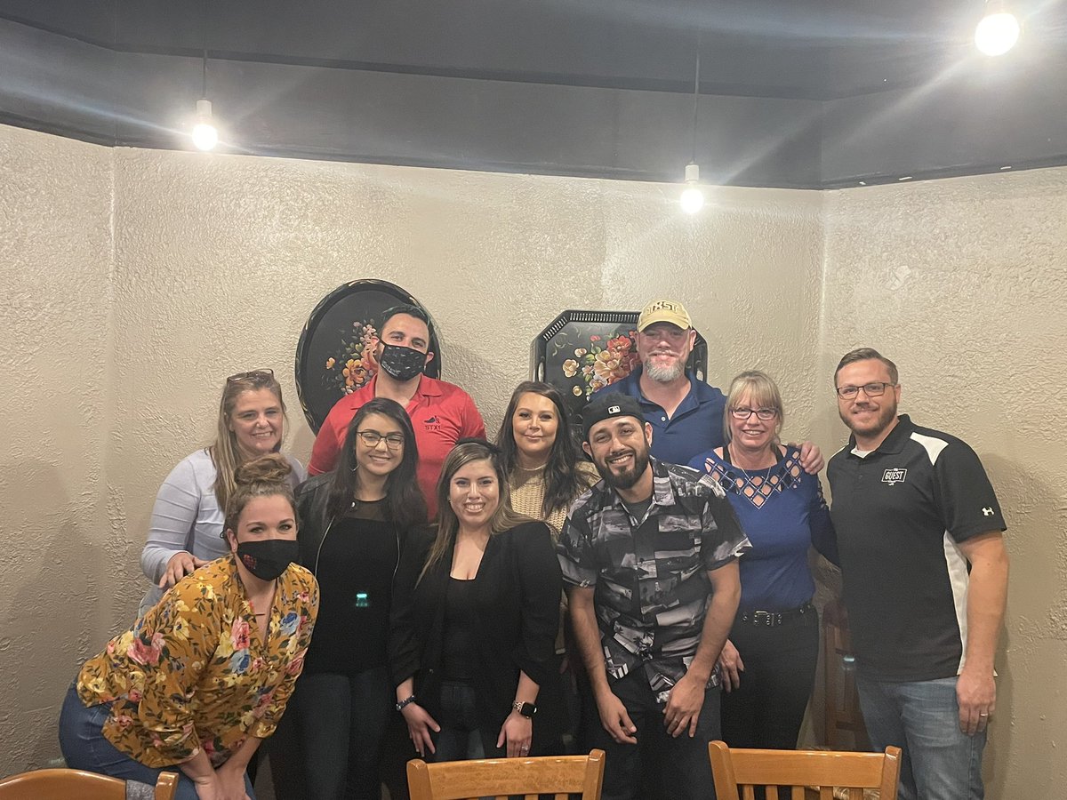sarahmillerSA's tweet photo. Kicked off my Monday by getting to spend time with these amazing people who are also incredible leaders for our #STXChilisTeam. Best way to start a week! #chilisgrow 🌶❤️🌻 https://t.co/zJvT1JYfla