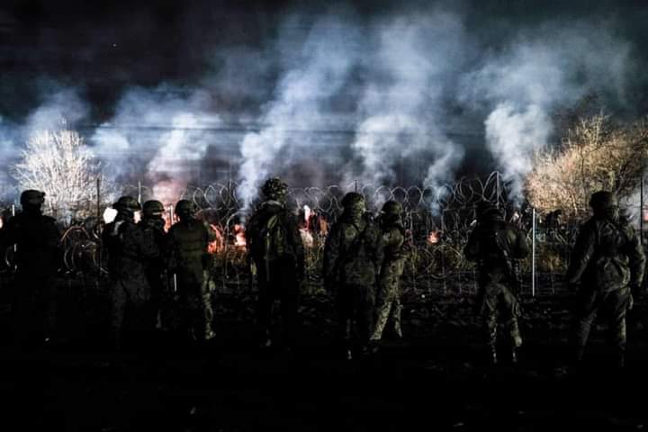 DavidEngels12's tweet photo. Europe's Night's Watch. Poland, 8th November 2021.
#Trzymaicie_się https://t.co/PVFBxXSD6Y