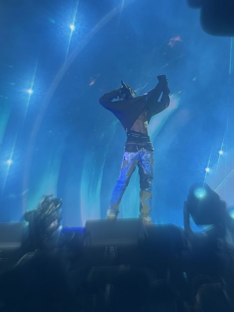 SHOW WAS INSANE 🤯 

RIP to all that lost their lives &amp; prayers to all the families 🙏🏽 #astroworld ‘21