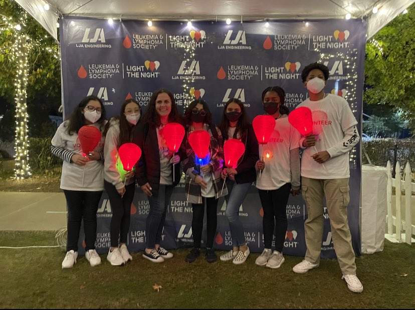 KO_HOSA's tweet photo. Volunteers from @KO_HOSA had a great time helping at Light the Night yesterday to spread cancer awareness!! @KleinOak @KleinISD @KISD_CTE https://t.co/O7eai57lzk