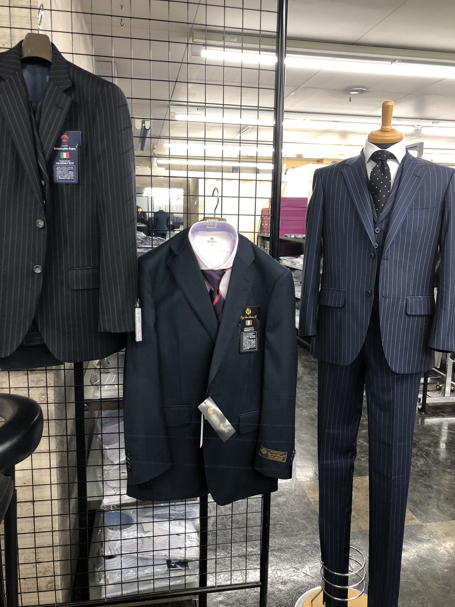 ファッションプラザ マッサン株式会社 右側のスリーピースはダンヒル のa4サイズで 230 000 税を税込 54 780で大阪北堀江マッサン2階スーツ売場で販売しています 成人式や結婚式にリクルートスーツも取扱いしていますので御来店下さいませ ダンヒル
