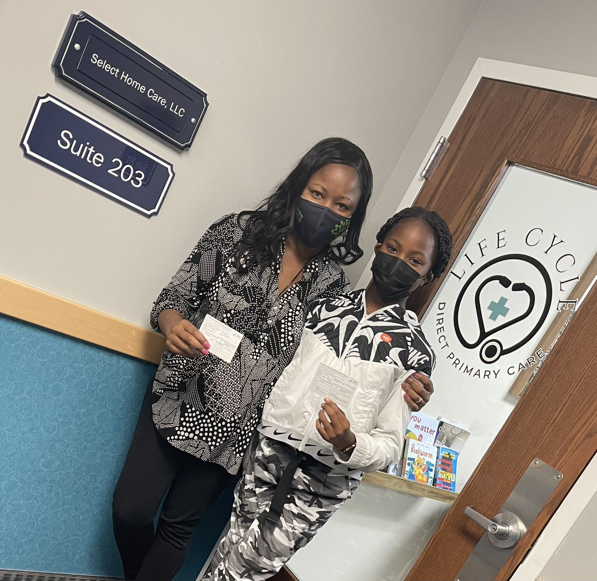 DrNwando's tweet photo. As for me and my house, we are fully vaccinated, #blaccinated and #boostered! Thanks to @DrChelseaMD and her team for making it a family affair. So glad to have our younger kiddo protected. #FamilyFun #LifeCycleDirect @pfizer 5-11 year olds 💉🙌🏾 https://t.co/OauHw0xyxu
