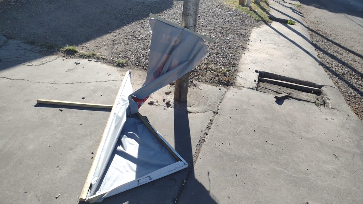 MauricioSatOk's tweet photo. Nos rompieron y bajaron carteles, pusieron los suyos después que nosotros y ahora salen a acusarnos de una maniobra montada por ellos mismos ¿De verdad van apostar a una campaña sucia en la antesala de las elecciones? Seamos serios y responsables, ante todo. https://t.co/rFiTrb5iDB