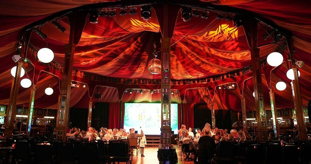 Me: I bet you can't create a festive experience like no other. I mean, like it has to be in a cool space, never used before on a UK holiday park. We need a Christmas market (obvs). Uber cool entertainment. And cocktails to die for. 

Away Resorts: Hold m… instagr.am/p/CWB_u3Rj_AE/