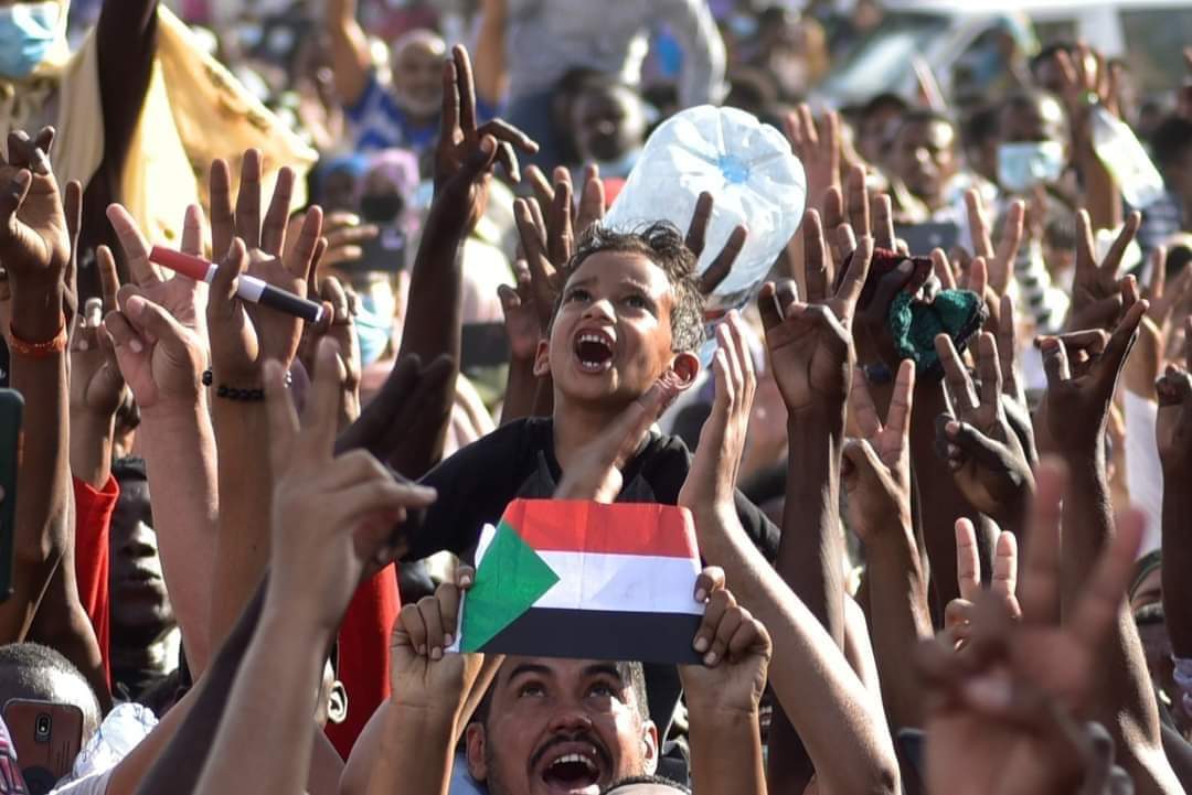 وطنَ النجومِ  أنا هُنا
 حدّقْ أتذكرُ مَن أنا  
أنا ذلكَـ الولدُ الذي دُنياه كانت ههنا 
أنا مَن مياهِكَـ قطرةٌ فاضتْ جداولَ مِن سَنا
أنا مِن ترابِكَـ ذرّةٌ ماجَتْ مواكبَ✌🏼 مِن مُنَى
كم عانقَتْ رُوحي رُباكَـ وصفّقتْ في المُنحنى
لله سرٌّ فيكَـ .. يا #سـ 🇸🇩 ـودانُ .. لم يُعلنْ لنا