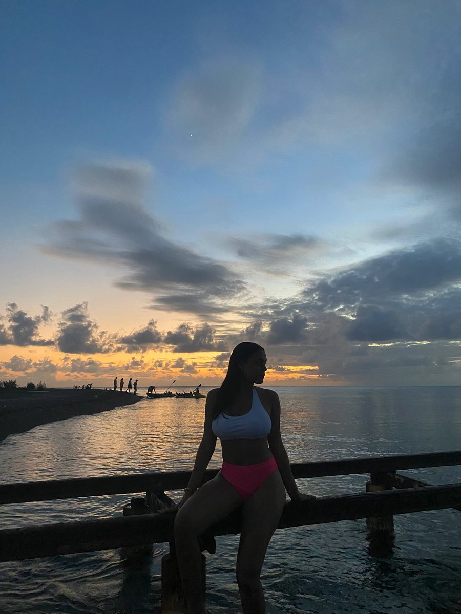 Solenny08's tweet photo. El atardecer y yo😊😻 https://t.co/upmxm4SAJM