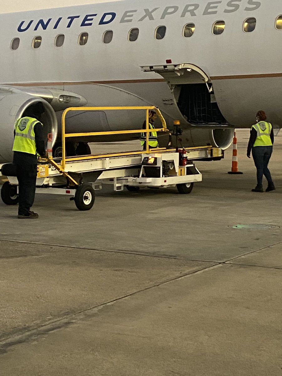 bpc23's tweet photo. Team G2 ATL making good use of the guideperson for GSE positioning! Good things happen when following SOP. ⁦@G2SecureStaff⁩ ⁦@bkairey⁩ ⁦@AOSafetyUAL⁩ #safetyblitz https://t.co/Hao2AQ6mfx