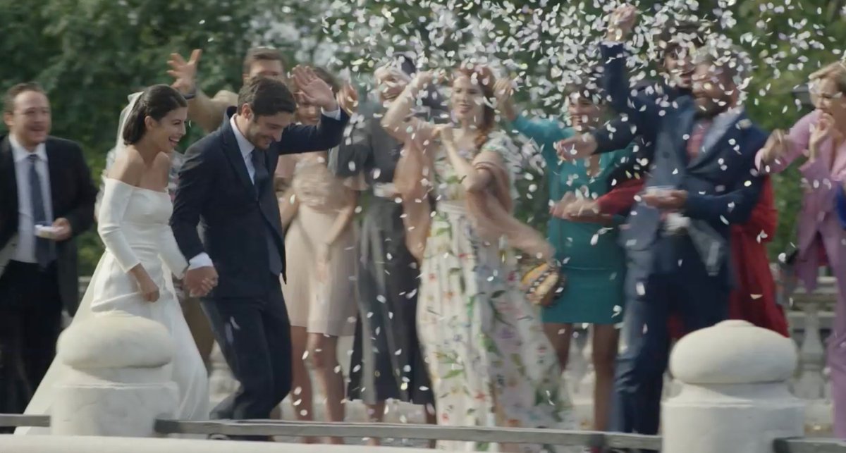 IngegnerCarla's tweet photo. Allieva 3x12 #UnAnnoFa - #BackstageAParole del Just Married
Al primo ciak erano stati festanti ma contenuti. Il regista #Gasparini chiese di farlo più movimentato, e così al 2^ il povero LG prese mazzate da tutti i maschi, mentre AM si sporgeva a vedere che accadesse. 
#lallieva3 https://t.co/yc5IrSoD9n