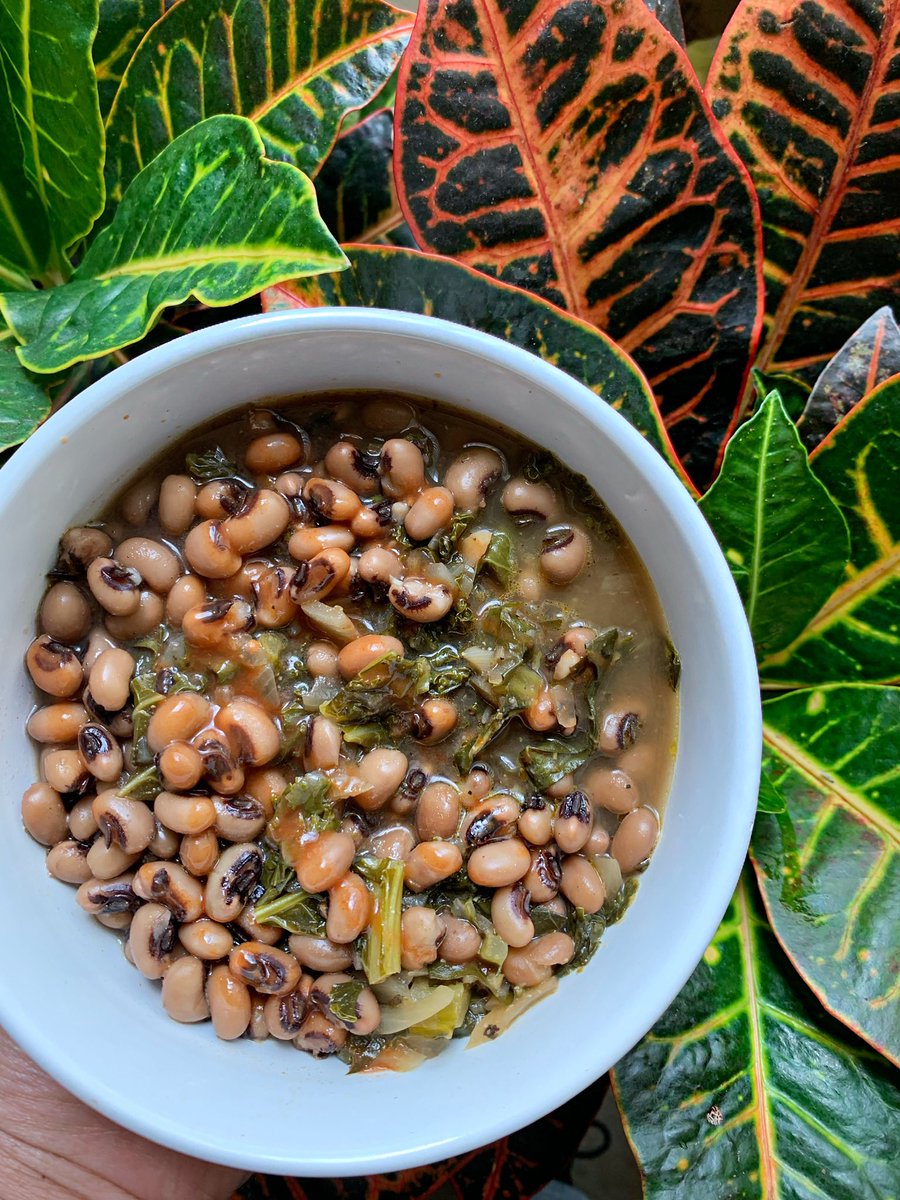 PlantBasedBre's tweet photo. I am craving black eyed peas and greens w a lil hot sauce 🥺 #plantbasedpath https://t.co/PSI7kuCjYr
