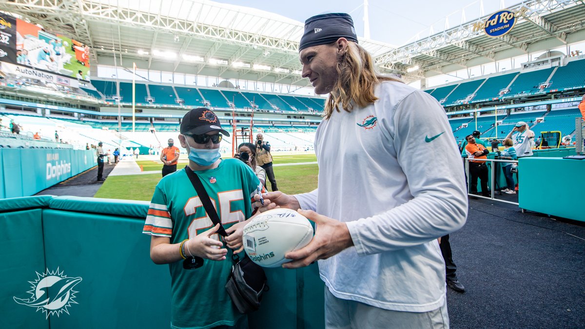 Miami Dolphins Foundation & Community Relations (@finsoffthefield) on Twitter photo Tackling cancer together 🧡
Making yesterday’s pregame special for Elijah, a 13 year old from Stuart, FL battling leukemia.
<a href="/TackleCancer/">Dolphins Cancer Challenge</a> x #OneTeamOneFight Tackling cancer together 🧡
Making yesterday’s pregame special for Elijah, a 13 year old from Stuart, FL battling leukemia.
<a href="/TackleCancer/">Dolphins Cancer Challenge</a> x #OneTeamOneFight