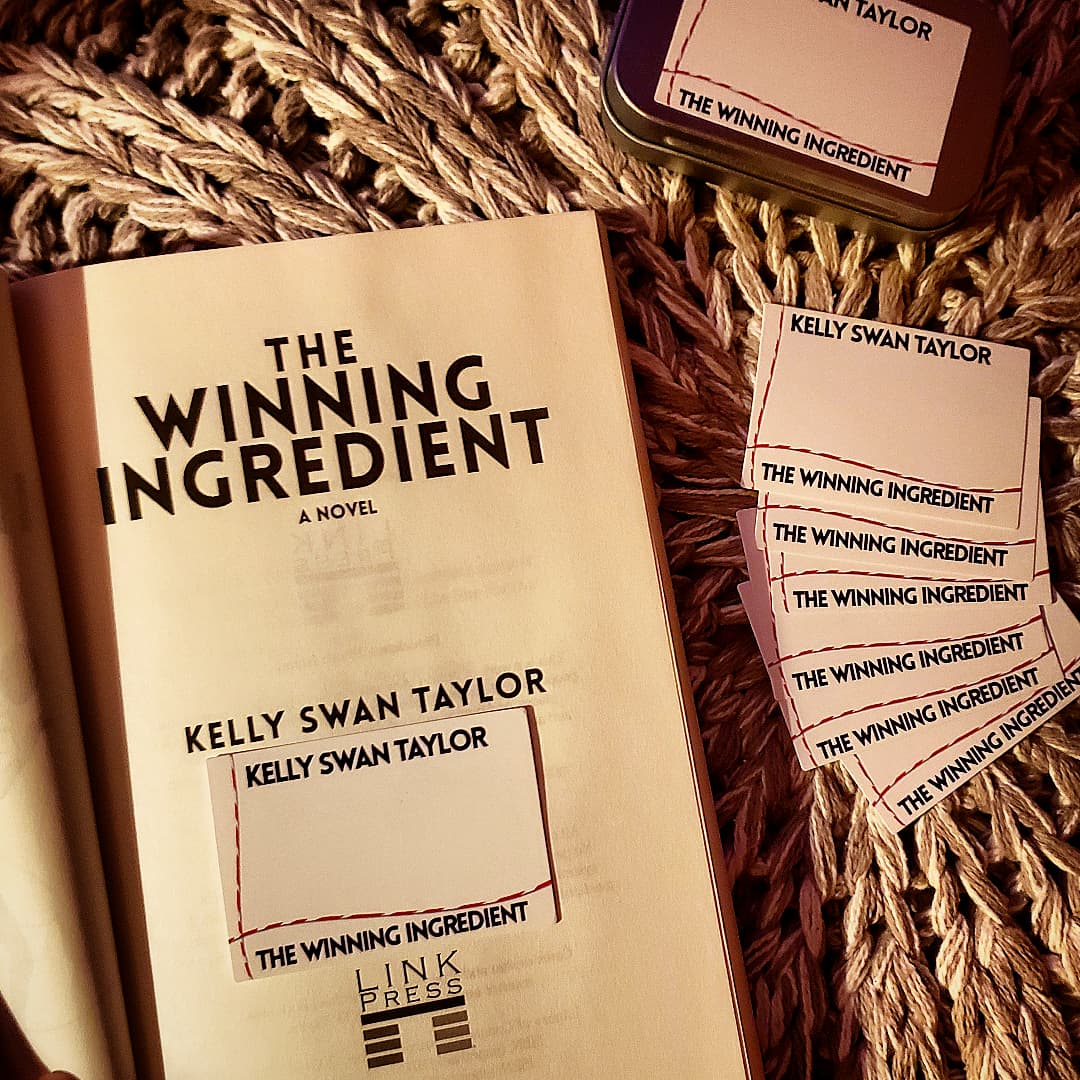 KellySwanTaylor's tweet photo. Who loves signed books?!
📚✒📚✒📚✒📚✒📚
#TheWinningIngredient bookplates have arrived! Aren't they adorable with their bakery box design? I'll have a link on my website soon to request them. Keep up with all my updates by signing up for my newsletter.
#books #readingcommunity https://t.co/zjSaZETLj8