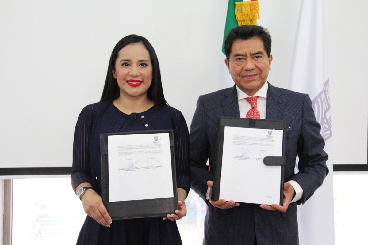 colegionotarios's tweet photo. Nuestro Pdte. @NotLopezJuarez, firmó esta tarde un convenio con la Alcaldesa de @AlcCuauhtemocMx, @SandraCuevas y participó en la inauguración del Módulo de Asesoría Jurídica Notarial en esta alcaldía. https://t.co/ppnA606U28