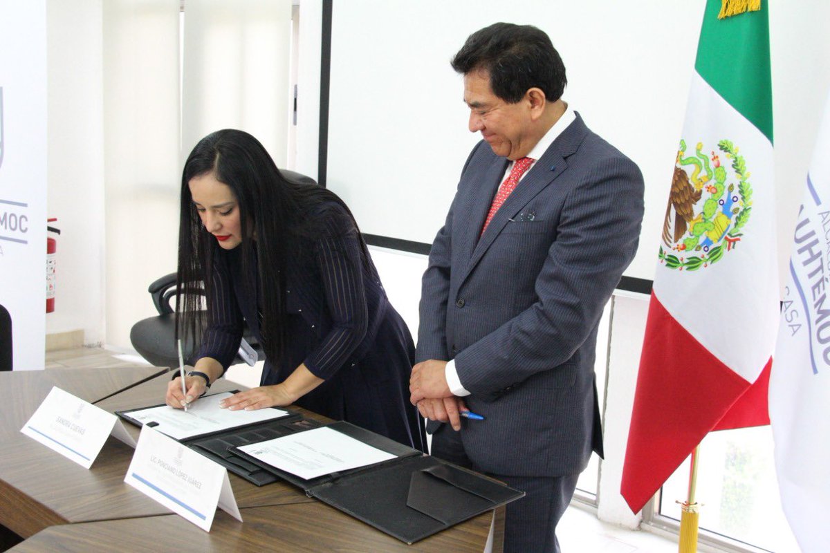 colegionotarios's tweet photo. Nuestro Pdte. @NotLopezJuarez, firmó esta tarde un convenio con la Alcaldesa de @AlcCuauhtemocMx, @SandraCuevas y participó en la inauguración del Módulo de Asesoría Jurídica Notarial en esta alcaldía. https://t.co/ppnA606U28