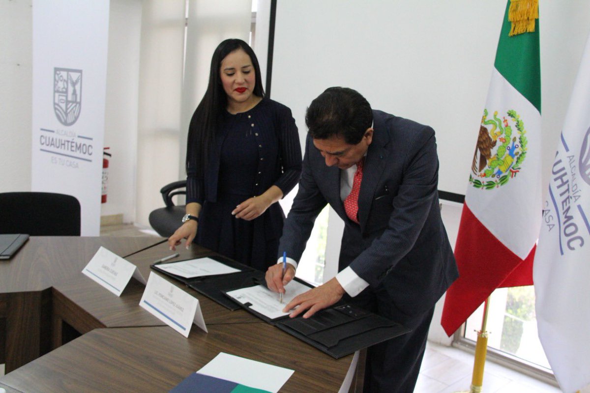 colegionotarios's tweet photo. Nuestro Pdte. @NotLopezJuarez, firmó esta tarde un convenio con la Alcaldesa de @AlcCuauhtemocMx, @SandraCuevas y participó en la inauguración del Módulo de Asesoría Jurídica Notarial en esta alcaldía. https://t.co/ppnA606U28