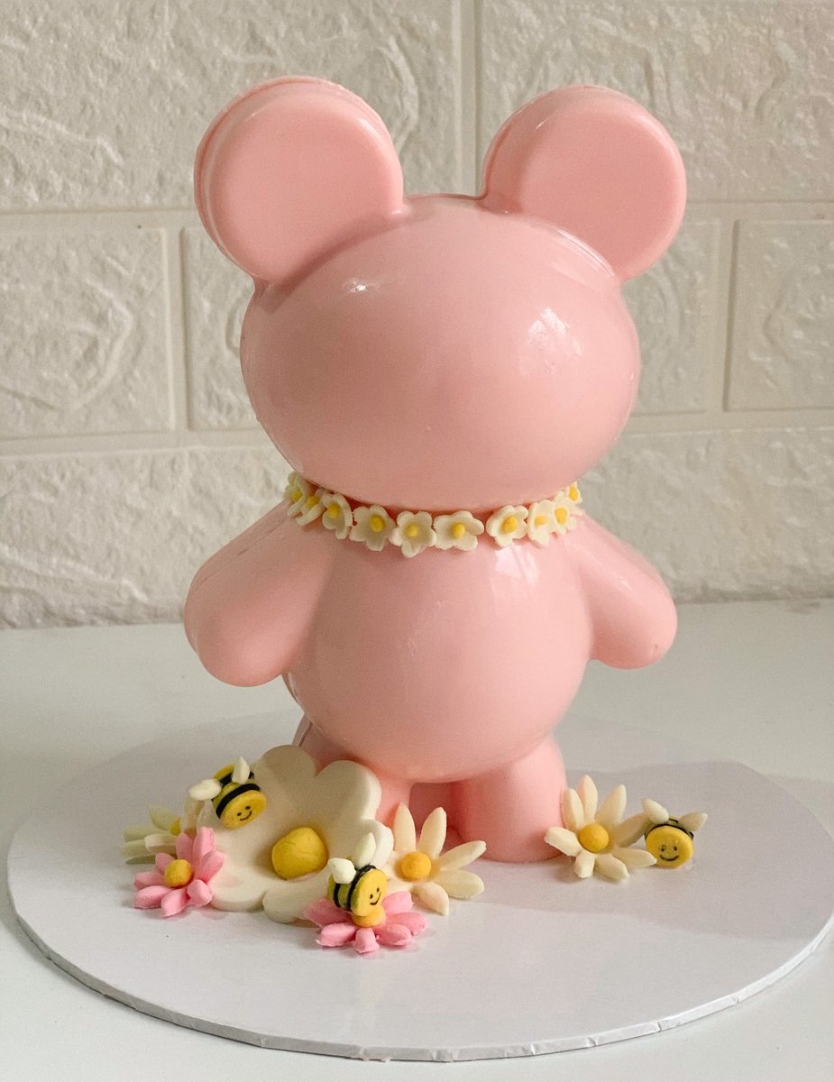 Baking__room's tweet photo. Breakable bear cake 🐻 https://t.co/EmP4GaUobg