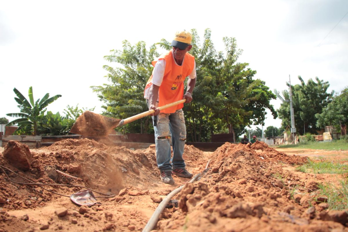 DPublicos's tweet photo. ¡Cayendo y corriendo!
Lo dijimos y lo cumplimos. Las familias de Las Trinitarias tendrán agua y bienestar. Después de activado el acueducto, iniciamos el sondeo de tuberías para realizar las conexiones en cada calle y cada hogar. ¡Juntos, todo es posible!

¡Con Vos, haremos más! https://t.co/hC7UCwnyUS