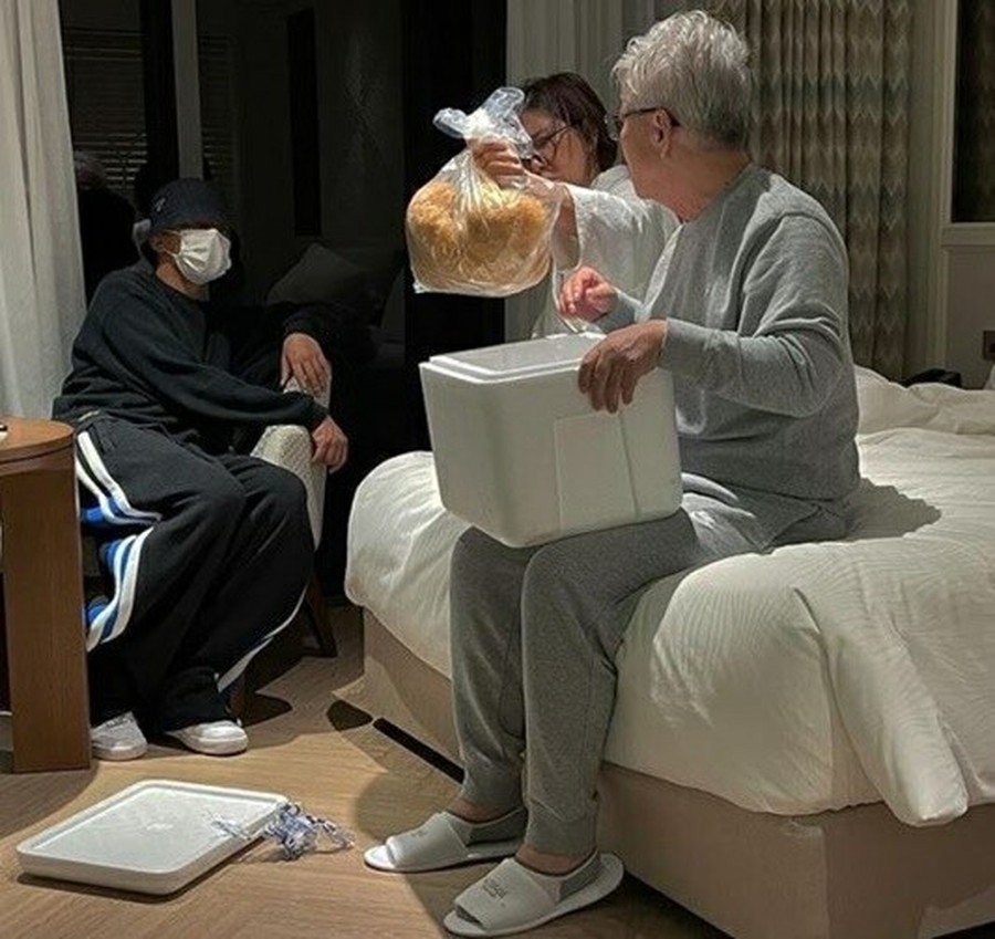 kpopceleb's tweet photo. Actor Yu A In unveiled his parents. "I love you. Please stay healthy and calm." .. ..

「#YuAIn」Summary： https://t.co/Okz7M6LXvh https://t.co/00o3qVOZiT