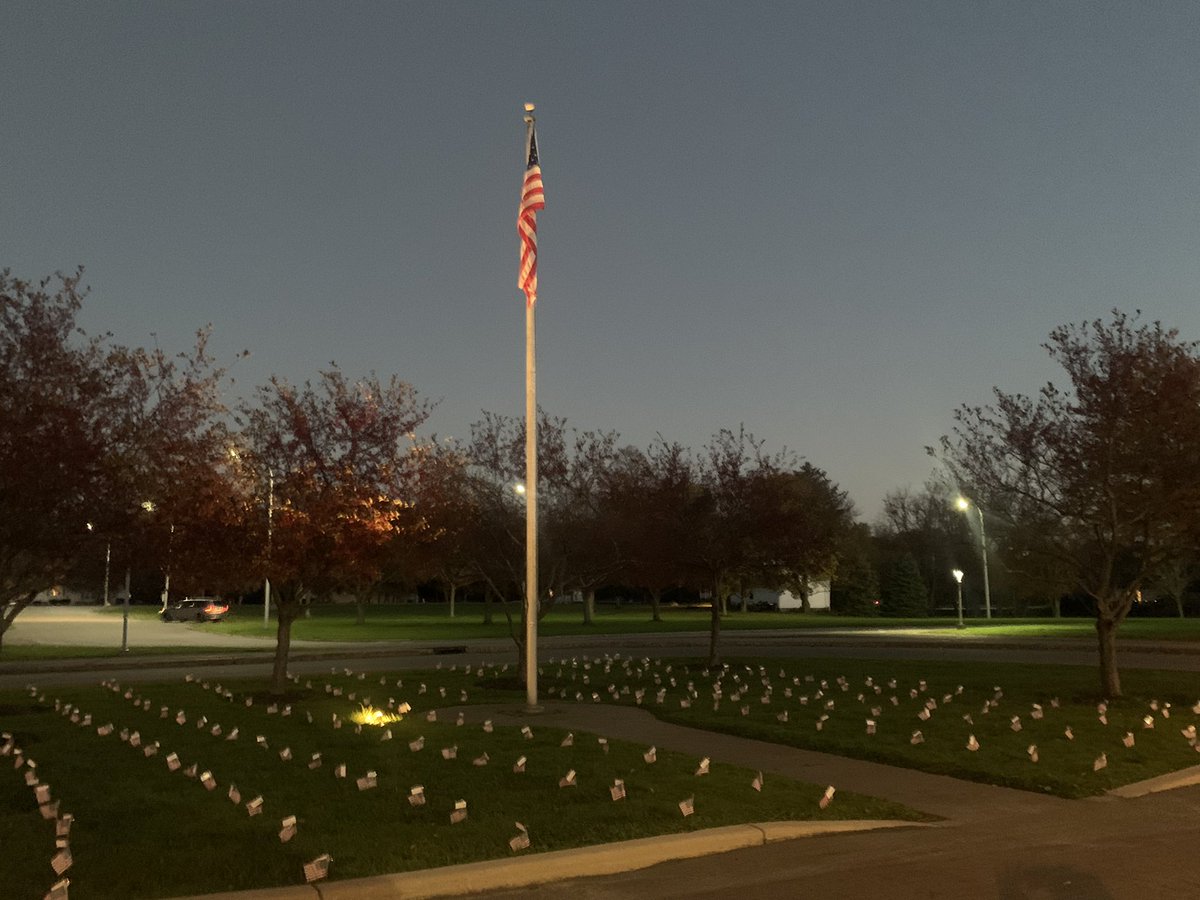 MPerkowski3's tweet photo. Northwood Student Council has planted our “Field of Valor” honoring veterans we know and love. Each flag planted with such care. It sure does take this military mama’s breath away! Thank you, @nwstudentgov @HannonDioguardi @Northwoodhilton https://t.co/InXLMVoCak