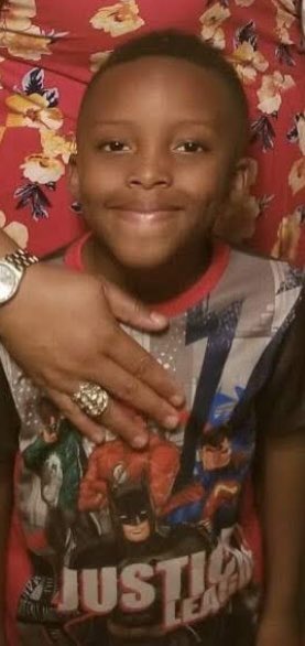 StefaniaOkolie's tweet photo. Please lift this sweet boy in prayer. 9YO Ezra Blount was on his dads shoulders at #AstroWorld as he tried to protect him from crowd surge. His dad was overcome by pressure, Ezra fell and was trampled. His family says all organs are damaged, brain swelling- praying for a miracle https://t.co/zEO74XqK61