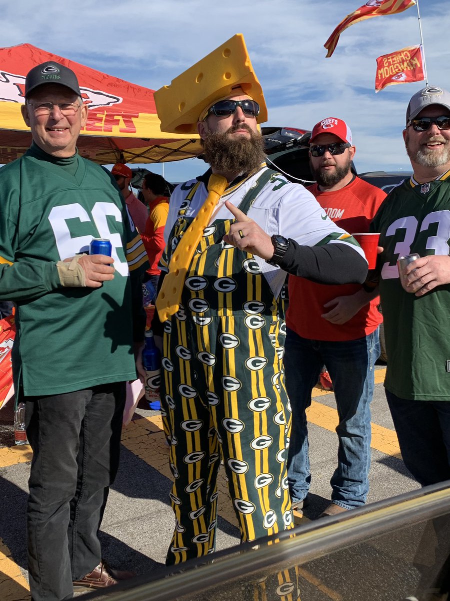 MindYourChicken's tweet photo. Tailgating Kansas City Style!!! #chiefsvspackers #chiefs #chiefskingdom https://t.co/rMdgulwS4l
