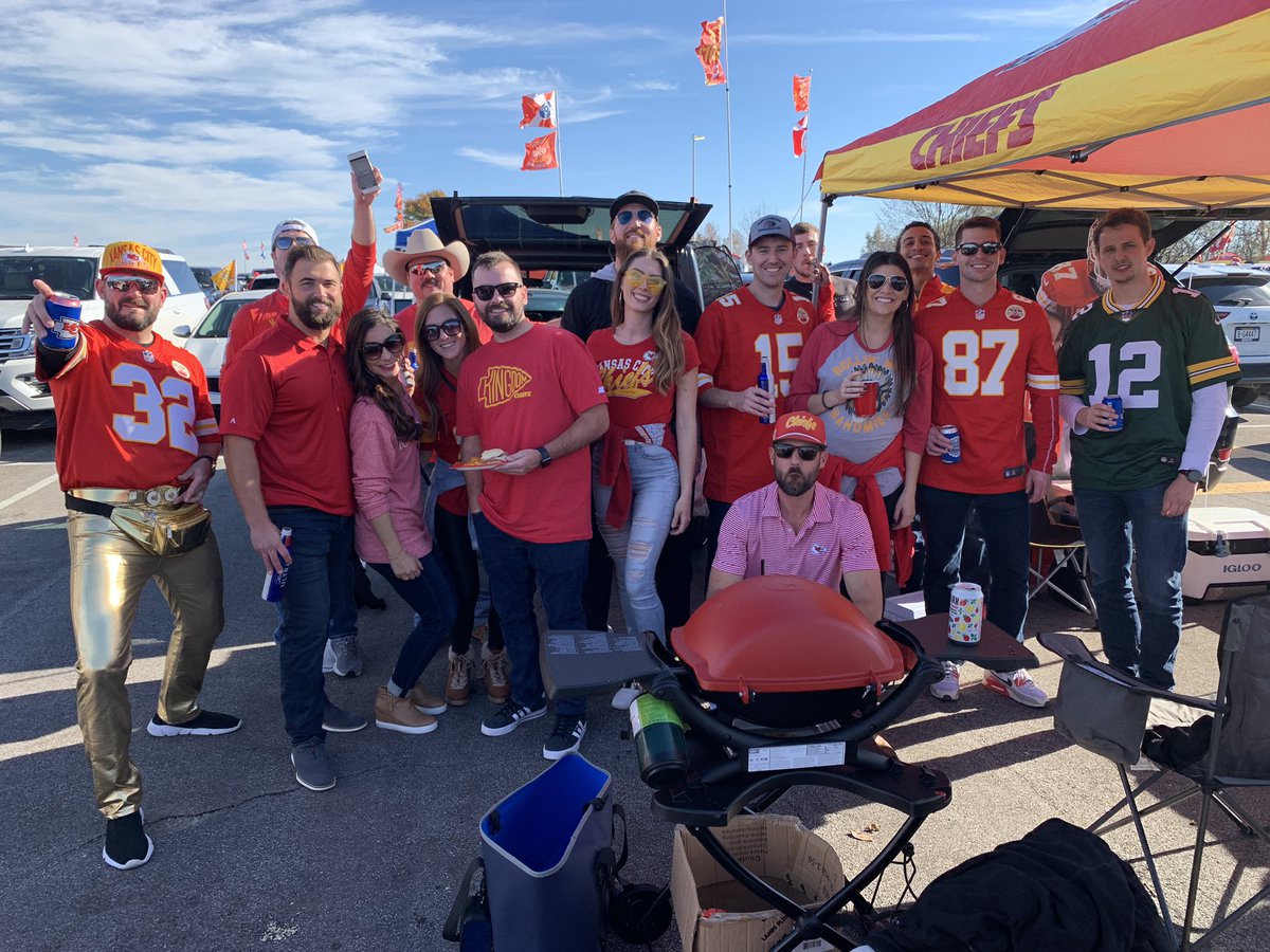MindYourChicken's tweet photo. Tailgating Kansas City Style!!! #chiefsvspackers #chiefs #chiefskingdom https://t.co/rMdgulwS4l