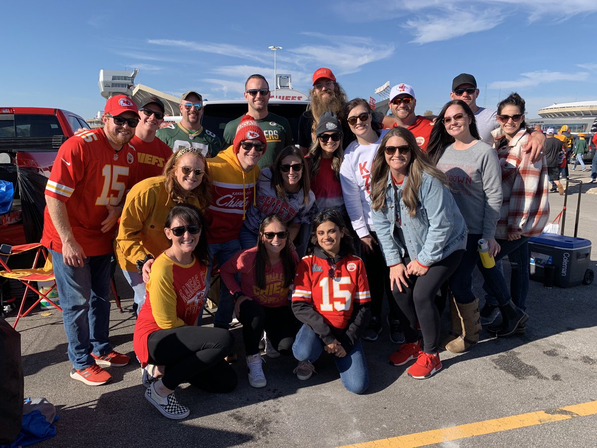 MindYourChicken's tweet photo. Tailgating Kansas City Style!!! #chiefsvspackers #chiefs #chiefskingdom https://t.co/rMdgulwS4l