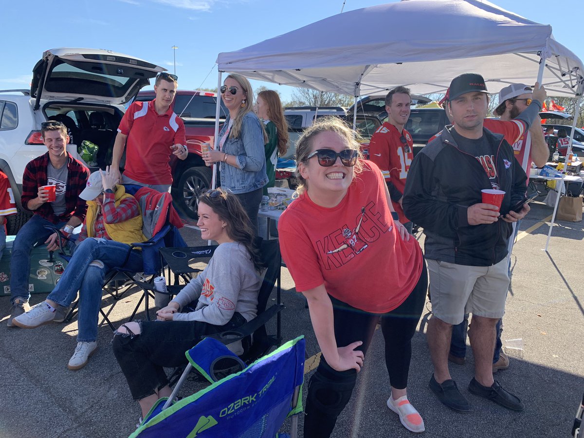 MindYourChicken's tweet photo. Tailgating Kansas City Style!!! #chiefsvspackers #chiefs #chiefskingdom https://t.co/rMdgulwS4l