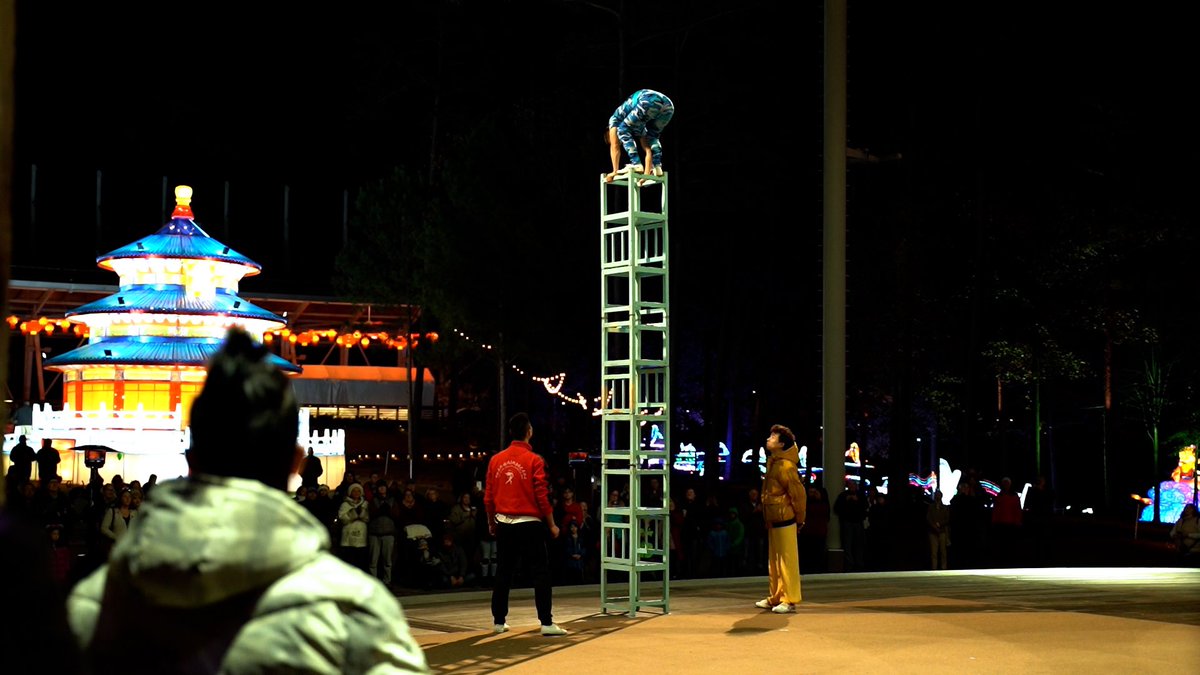 NorthCarolinian's tweet photo. The North Carolina Chinese Lantern Festival is back for it’s fifth year, from Nov 19 to Jan 9—full story at https://t.co/9U8vt8prUH

Equal parts sculpture park, light show, &amp; cultural showcase, this event has regularly attracted over 100,000 people to @KokaBoothAmp. 

@TianyuArts https://t.co/eu0Uo9oVbF