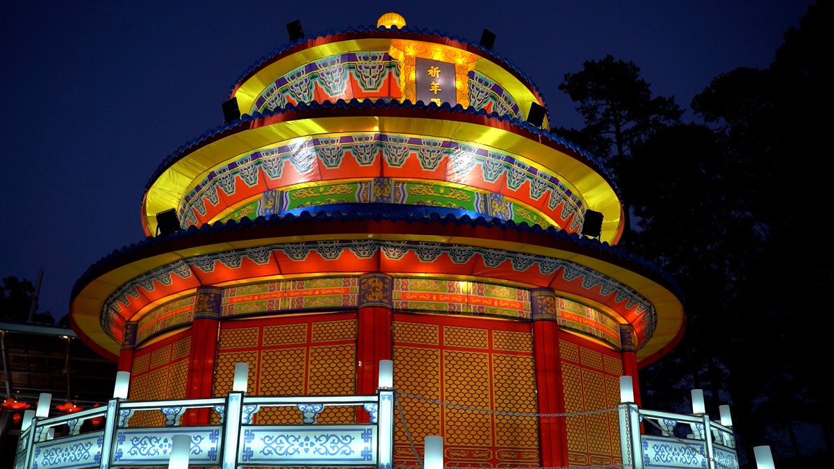 NorthCarolinian's tweet photo. The North Carolina Chinese Lantern Festival is back for it’s fifth year, from Nov 19 to Jan 9—full story at https://t.co/9U8vt8prUH

Equal parts sculpture park, light show, &amp; cultural showcase, this event has regularly attracted over 100,000 people to @KokaBoothAmp. 

@TianyuArts https://t.co/eu0Uo9oVbF