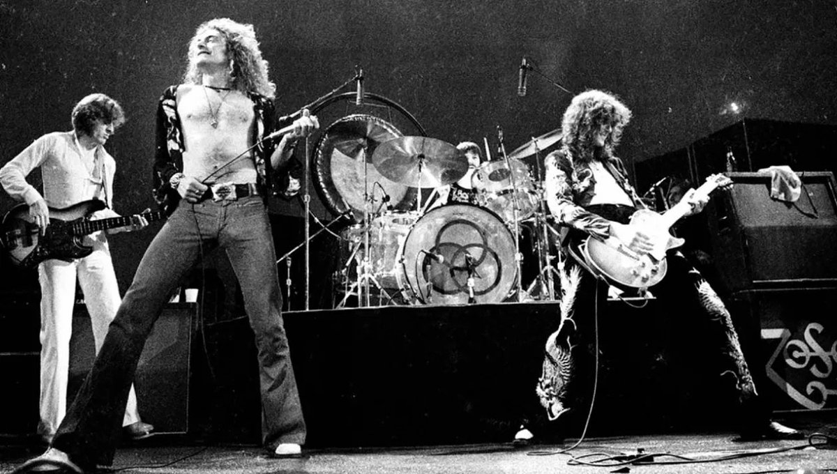 RollingStoneMX's tweet photo. #HistóricoRS| Un día como hoy de 1971, Led Zeppelin estrenó su álbum: ‘Led Zeppelin IV’: el origen de este fue respuesta de Page en contra de la prensa y los  críticos musicales, incluyendo varios de Rolling Stone. Aquí toda la historia del disco. ⬇️ 
https://t.co/p6GKp1ekfi https://t.co/x6soVtvCQL