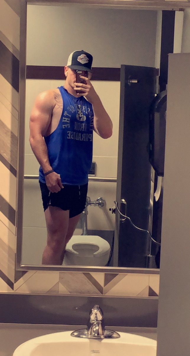 c_hilton0's tweet photo. Little update, legs are getting more size every week. The gridiron sounds nice right about now. https://t.co/p8KT8hc0lf
