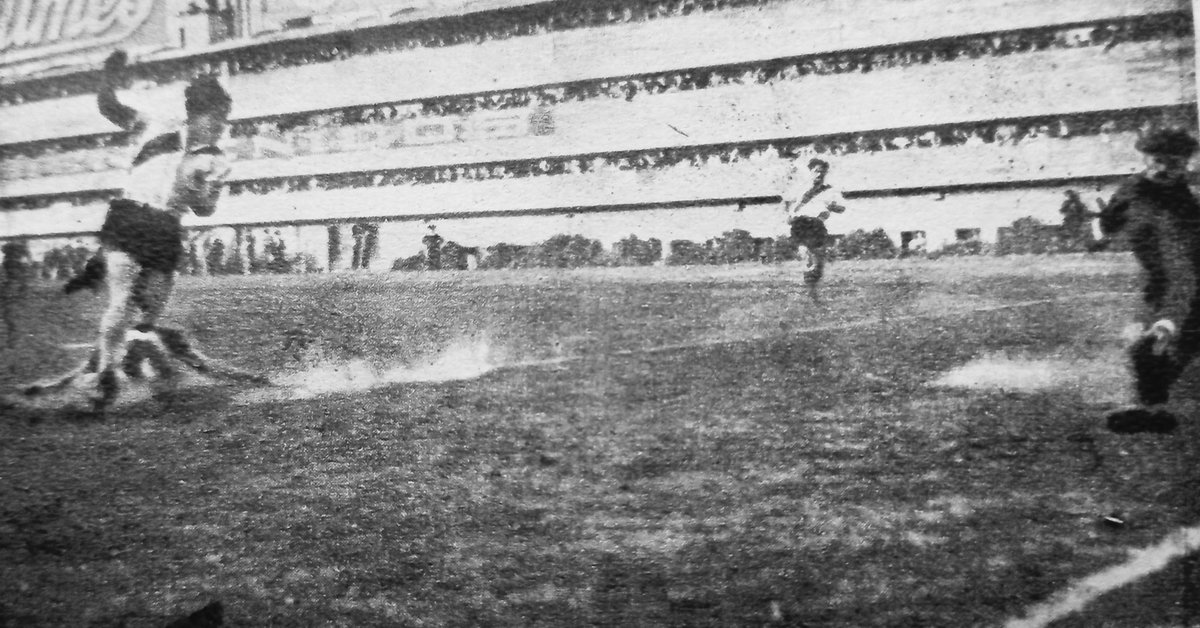 MigueBertolotto's tweet image. A 79 años de la primera vuelta olímpica de #River en la Bombonera.

Boca ganaba 2-0, pero un doblete del gran Adolfo #Pedernera (fotos) le dio el empate y el título de campeón a ese equipazo que dirigía Renato #Cesarini.

Fue el 8 de noviembre de 1942.