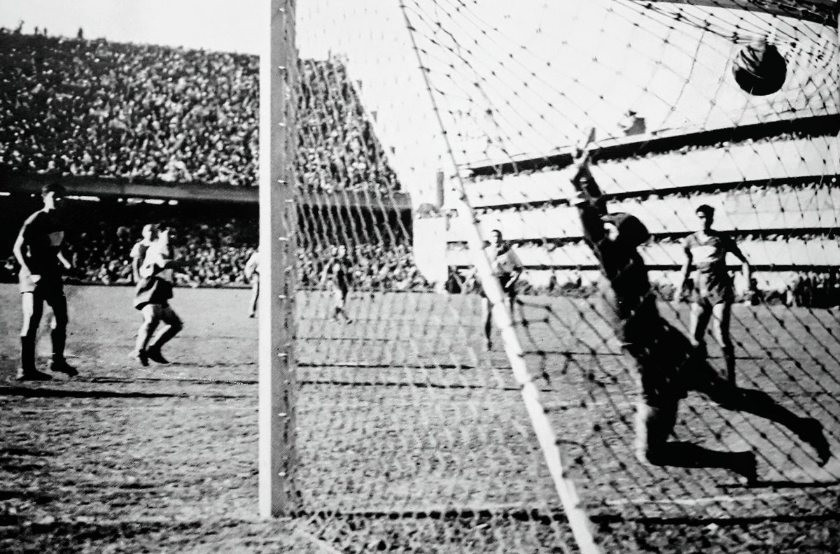 MigueBertolotto's tweet image. A 79 años de la primera vuelta olímpica de #River en la Bombonera.

Boca ganaba 2-0, pero un doblete del gran Adolfo #Pedernera (fotos) le dio el empate y el título de campeón a ese equipazo que dirigía Renato #Cesarini.

Fue el 8 de noviembre de 1942.