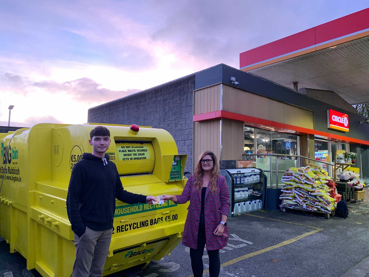 TheBIGbin1's tweet photo. Another BIGbin BIGwinner! 👏👏👏

Well done to Kim Foley who was presented with €500 cash by @Ross_hanley at #BIGbin, Circle K Manor Street, Waterford.

Kim was October's BIG Cash GIVEaway Winner....🤩

@Deisesupes @KollectIE @tocofirst @circlekireland @johnkollect @CaseyGames https://t.co/PqLQXsWqDE