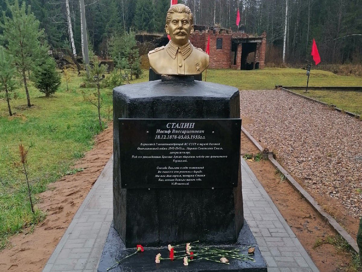 arkhlikbez's tweet photo. Шизы открыли бюст Сталина в Нелидово Тверской области. https://t.co/iwHT8NvUKg
