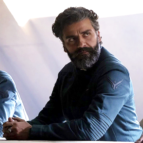 Oscar Isaac dressed in all black monochrome fatigues in DUNE (2021) © Warner Brothers