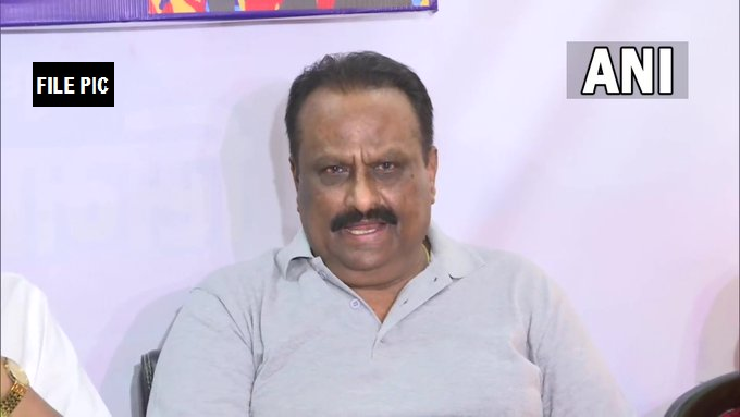 ANI's tweet photo. Mumbai: NCB officer Sameer Wankhede's father Dhyandev K Wankhede has filed complaint with Asst. Commissioner of Police, Oshiwara against Maharashtra Minister Nawab Malik under SC/ST (Prevention of Atrocities) Act for allegedly making false accusations regarding his family's caste https://t.co/z2TJHi0b5o