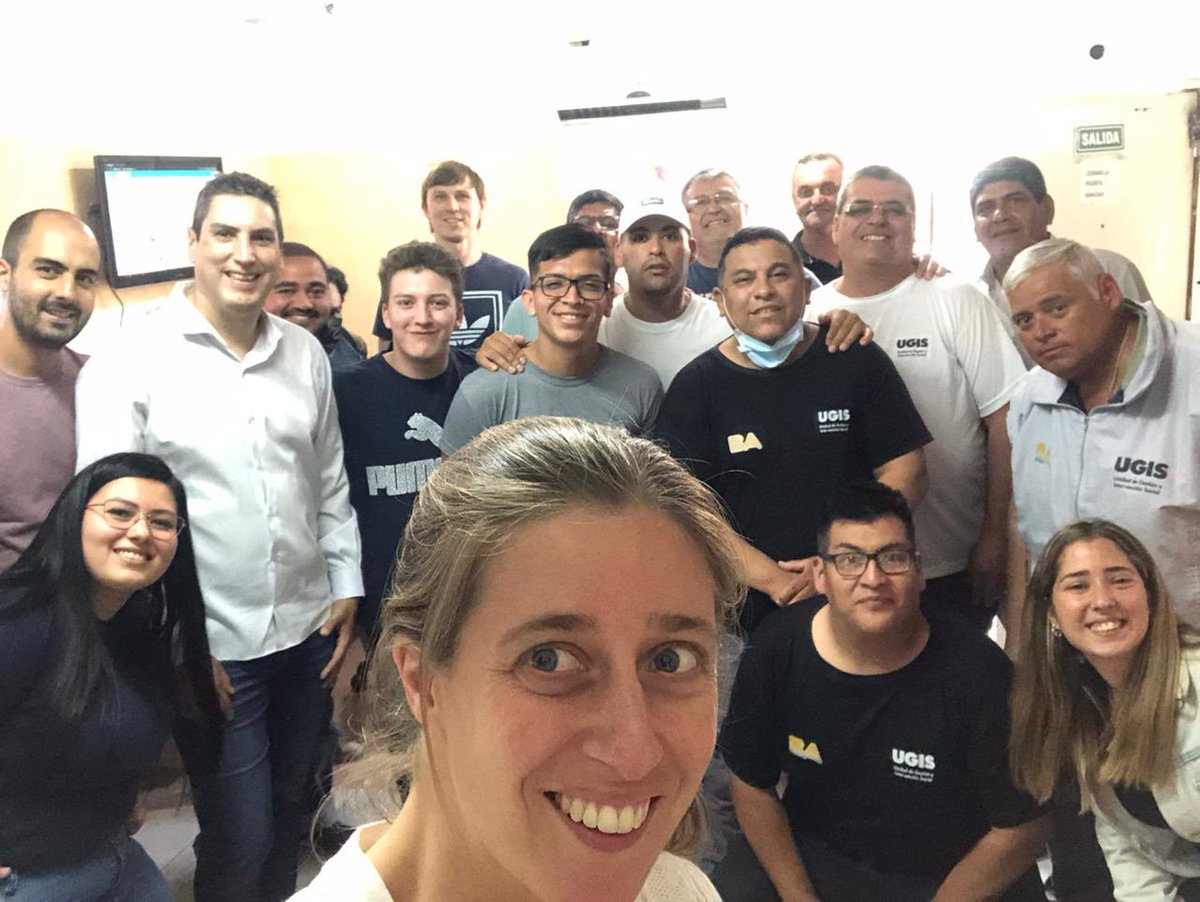 MariaMigliore's tweet photo. Enorme el laburo de este equipo que todos los días está presente para atender cualquier emergencia de las familias de los barrios populares ✊ https://t.co/P7FHkgGD0f