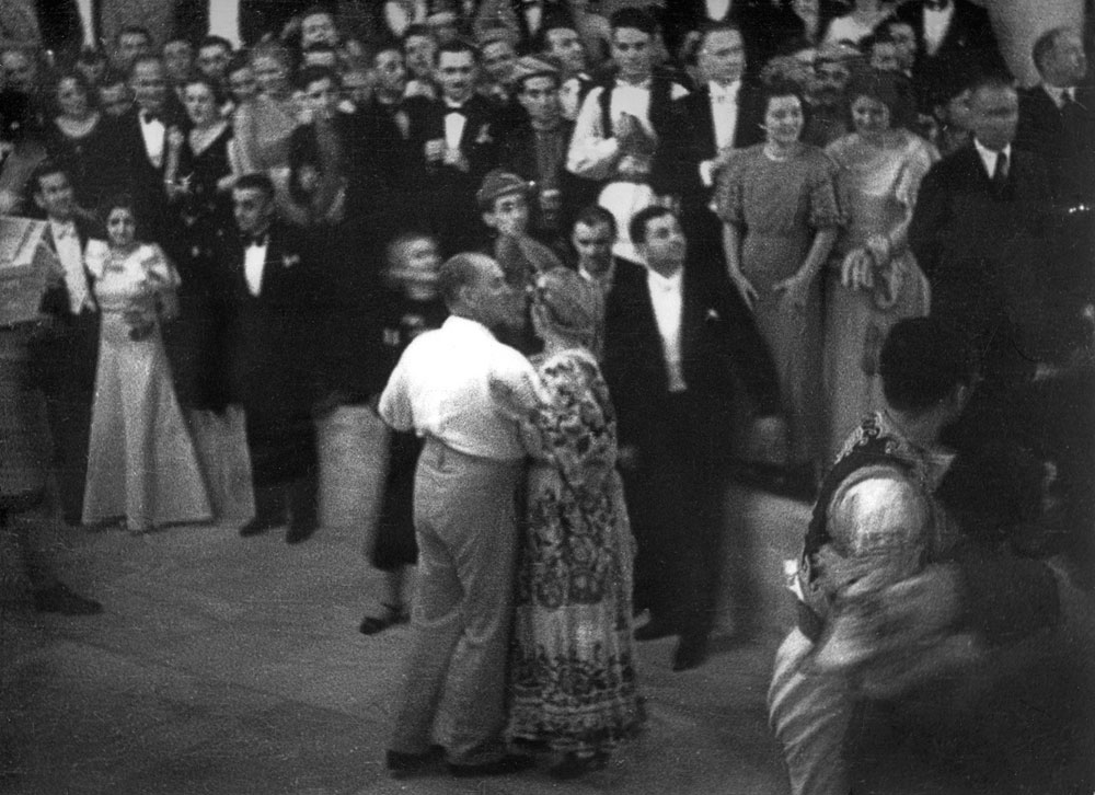 Listenary's tweet photo. Atatürk, Beylerbeyi Sarayı’ndaki Balkan Festivali’nde halk oyunu ekipleriyle dans ediyor. https://t.co/M4g6e2kxZ1