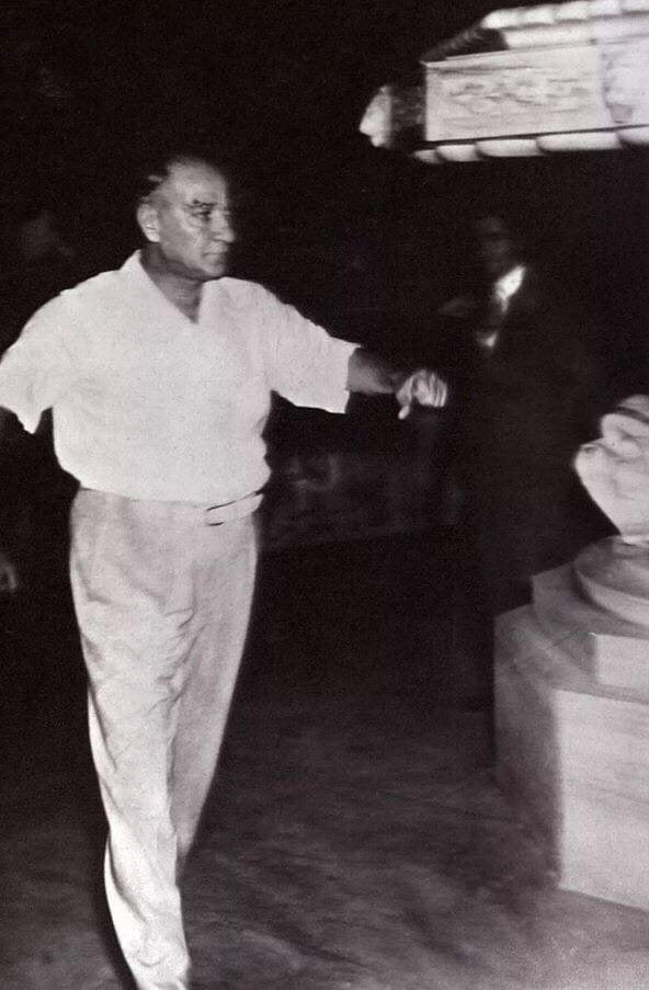 Listenary's tweet photo. Atatürk, Beylerbeyi Sarayı’ndaki Balkan Festivali’nde halk oyunu ekipleriyle dans ediyor. https://t.co/M4g6e2kxZ1
