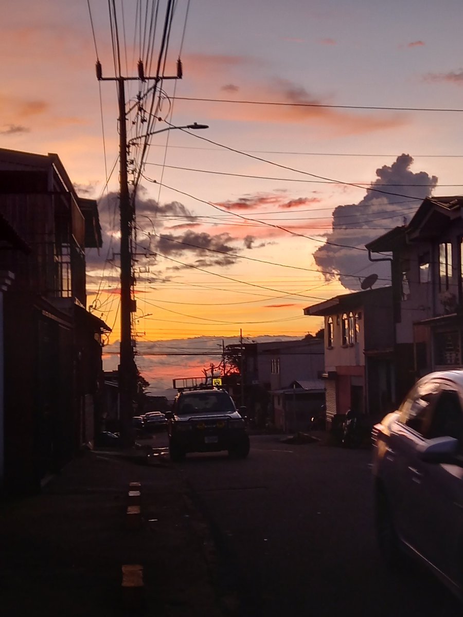 59gleidym's tweet photo. Mi bandera  reflejada en el atardecer de hoy en #costarica
#atardecer 
#puravida 
#Venezuelateamo https://t.co/mEEr6htemU