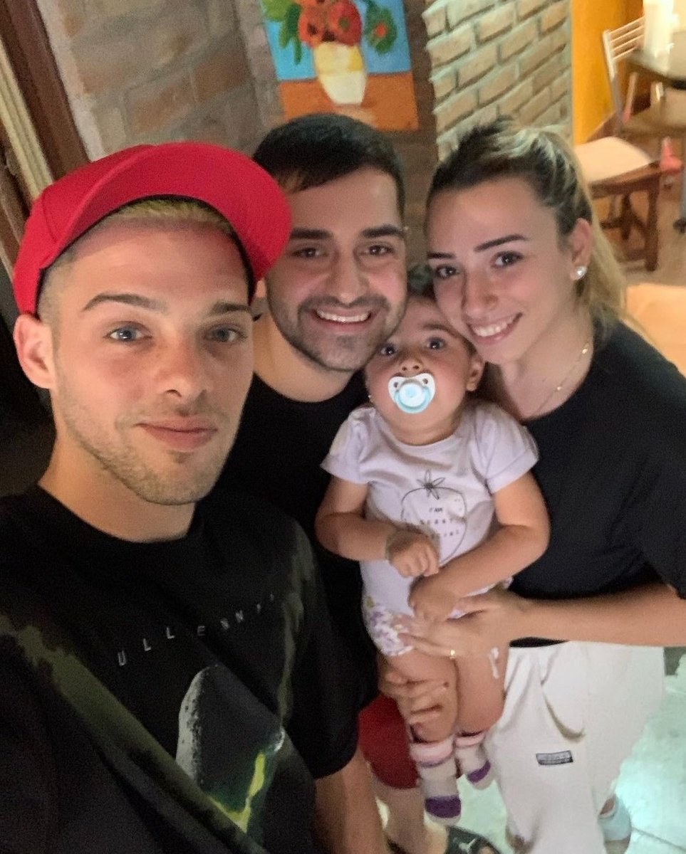 Santi Maratea además d llevar adelante la causa d #TodosporMadeleine para conseguír la medicación q necesita,está conociendo a cda flia con hijos q tienen AME1 para q conozcamos sus historias y se visibilice su lucha.Ella es Grecia junto a sus papis y pudo acceder a la medicación