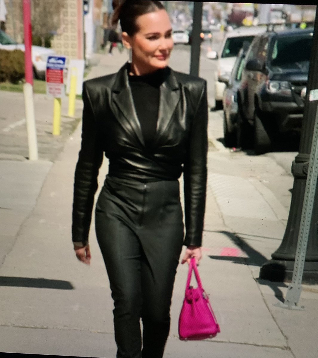 anna__cd's tweet photo. suing @MeredithMarks0 for copying my recent look https://t.co/TXfqPB0GkQ
