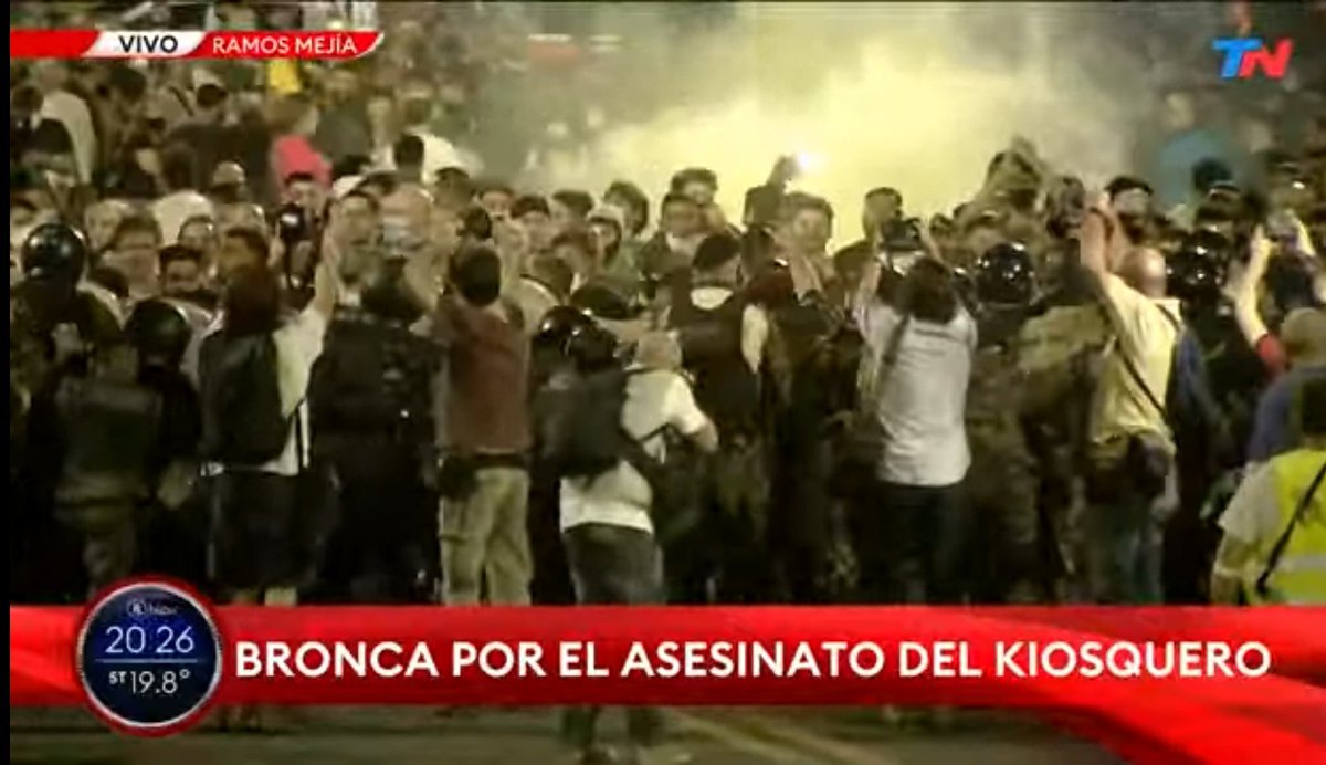 therealbuni's tweet photo. El FIT corta la calle todos los días porque FMI y coso: ..

Vecinos protestan por seguridad:    3 dotaciones de la policía, gendarmes y gaz lacrimogeno https://t.co/btKkIZskKT