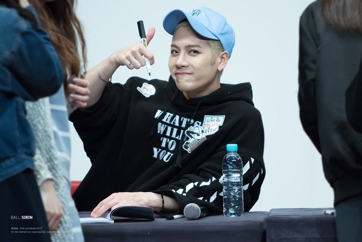 btsoultwt's tweet photo. Aunque mi carita no lo demuestre tanto, realmente estoy feliz de poder ver a Jean bebé y obtener su autógrafo en este #𝓕irst𝗚𝗼𝗹𝗱versary, ya que se cotiza mucho. ¡Felicidades por su primer año, @oritos_twt! Espero duren muchos más. 💗

✩ ur 𝐬oft 𝐤itty #虎𝐒𝐄𝐍𝐉𝐔 ! 🐈‍⬛ https://t.co/P0yyKuSlWn